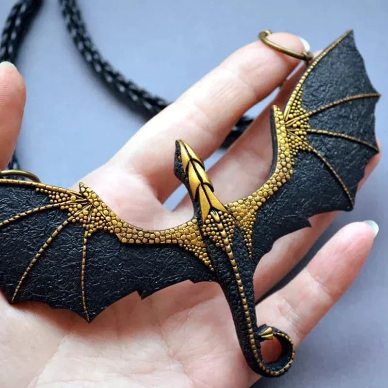 Halsband med Svart Bevingad Flygande Drake