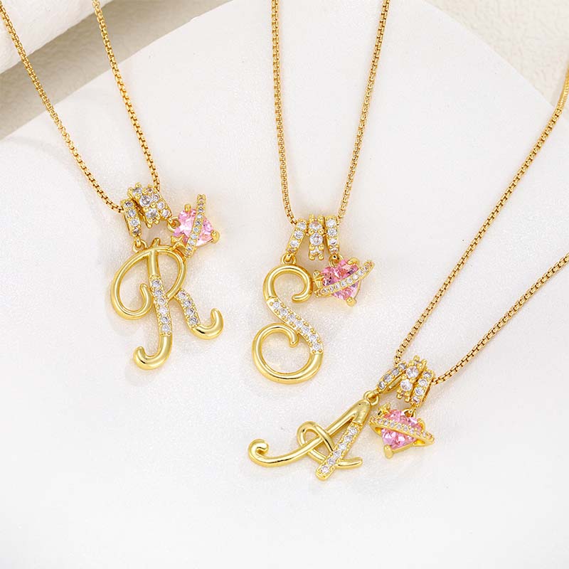 🔥🎁Nyhet 50 % RABATT🔥Halsband med initialbokstav och rosa hjärtcharm