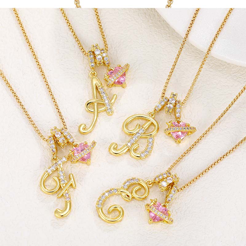 🔥🎁Nyhet 50 % RABATT🔥Halsband med initialbokstav och rosa hjärtcharm