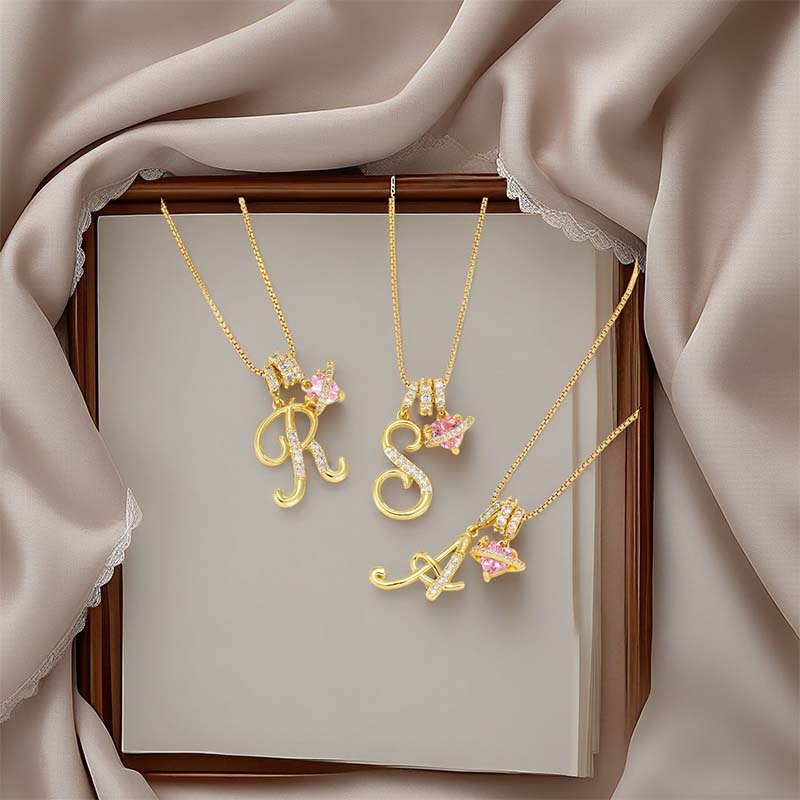 🔥🎁Nyhet 50 % RABATT🔥Halsband med initialbokstav och rosa hjärtcharm