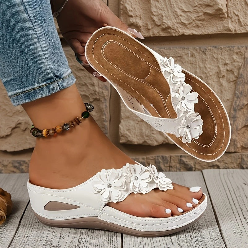 👡 50% RABATT NU! 🌸 Blommiga kilklacksandaler för kvinnor – Blommiga detaljer, vadderat stöd för hålfoten och halkfri yttersula ✨