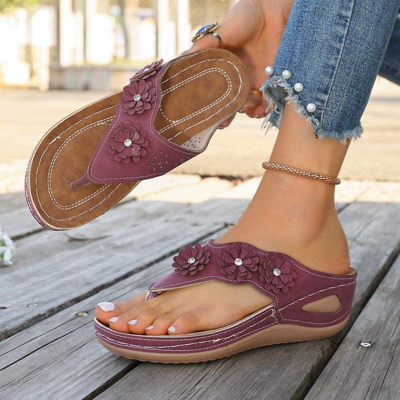 👡 50% RABATT NU! 🌸 Blommiga kilklacksandaler för kvinnor – Blommiga detaljer, vadderat stöd för hålfoten och halkfri yttersula ✨