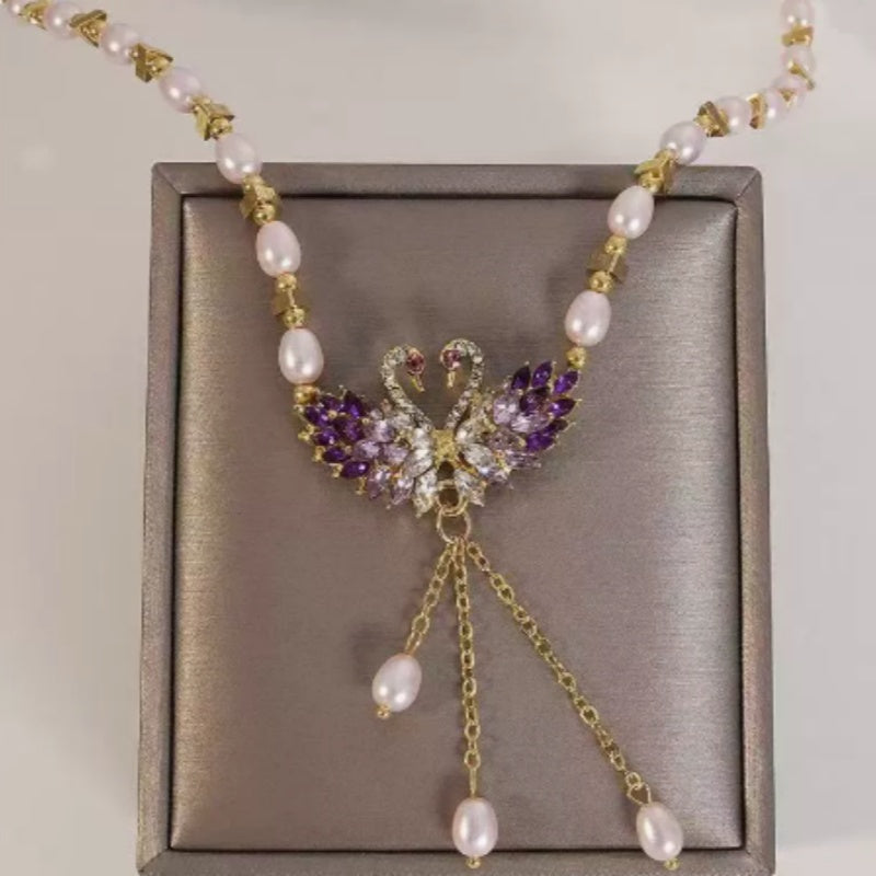 🦢 KÖP 2 FÅ 1 GRATIS! 💜 Romantiskt Halsband med Dubbla Svanhängslen – Delikat Design, Gnistrande Zirkonia & Perfekt Som Present För Nära Och Kära ✨