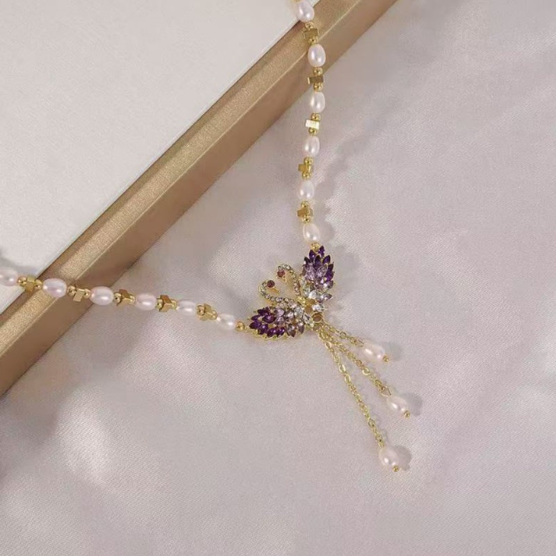 🦢 KÖP 2 FÅ 1 GRATIS! 💜 Romantiskt Halsband med Dubbla Svanhängslen – Delikat Design, Gnistrande Zirkonia & Perfekt Som Present För Nära Och Kära ✨