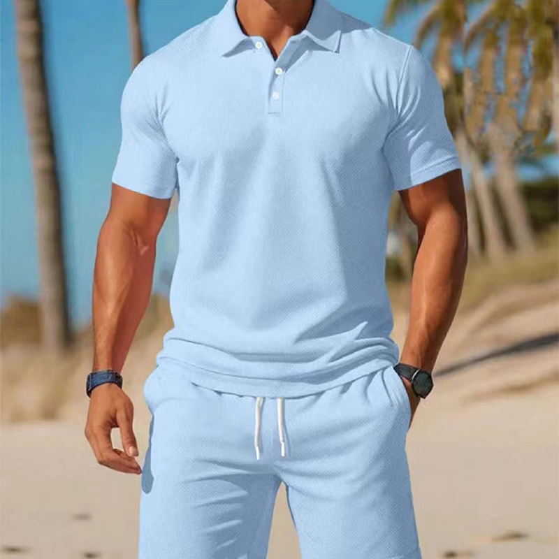 Tvådelad sommar outfit för män, bestående av pikétröja och shorts